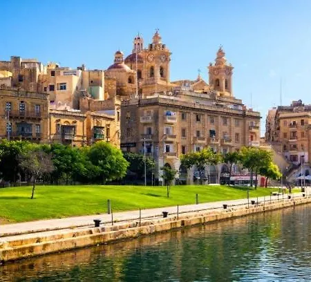 Traditional Maltese Family Townhouse - Cospicua