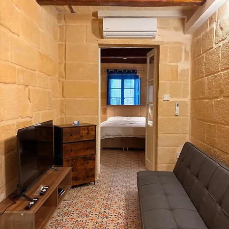 Traditional Maltese Family Townhouse - Holiday home *